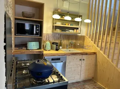 Cuisine ou kitchenette dans l'établissement Le Tinailler Grand Standing au Cœur des Vignes