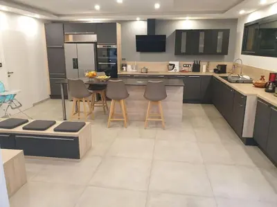 Cuisine ou kitchenette dans l'établissement location villa moderne piscine
