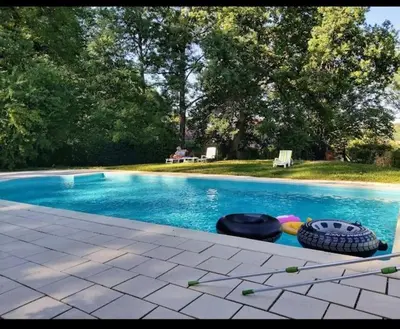 Piscine de l'établissement Ô Bonheurs Simples d'Ecorsaint Ici Doucement ou située à proximité