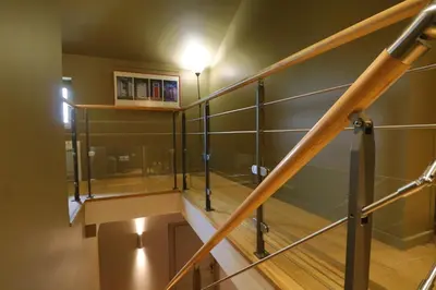 Bibliothèque dans la maison de vacances