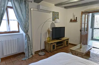 Télévision ou salle de divertissement dans l'établissement Mon Petit Paradis, Piscine Intérieure Chauffée Privative
