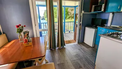 Cuisine ou kitchenette dans l'établissement Cottage flottant Terrasse Jacuzzi privé en supplément près Dijon