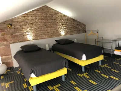 Un ou plusieurs lits dans un hébergement de l'établissement appartement contemporain dans une authentique demeure viticole
