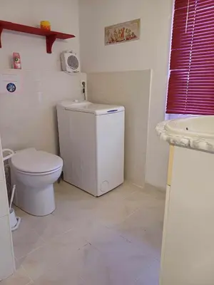 Salle de bains dans l'établissement Studio meublé