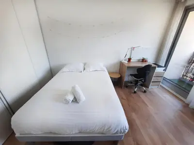 Un ou plusieurs lits dans un hébergement de l'établissement Courtépée - Apt 4 Prs avec balcon en centre ville