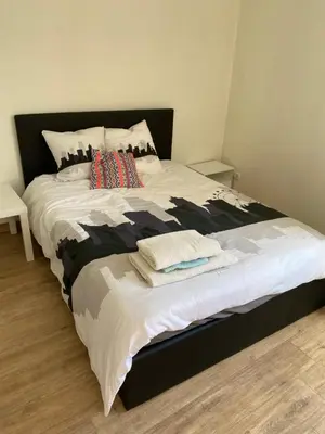 Un ou plusieurs lits dans un hébergement de l'établissement Haut de jardin dans une maison