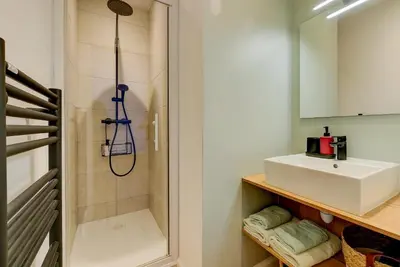 Salle de bains dans l'établissement Le Duché - Séjour romantique avec balnéo privative - Dijon centre
