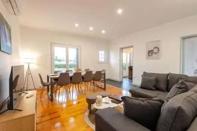 Télévision ou salle de divertissement dans l'établissement Belle maison rénovée avec jacuzzi