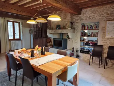 Coin salon dans l'établissement La Baudinière, Chambre La Dorée