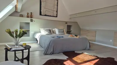 Un ou plusieurs lits dans un hébergement de l'établissement L'Arbre Voyageur - Suite de Luxe au cœur d'Autun