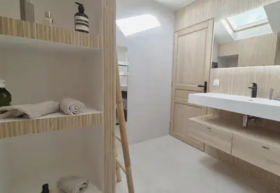 Salle de bains dans l'établissement L'Arbre Voyageur - Suite de Luxe au cœur d'Autun