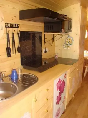 Cuisine ou kitchenette dans l'établissement Roulotte de charme