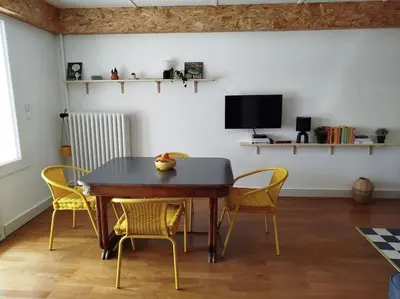 Télévision ou salle de divertissement dans l'établissement Appartement plein centre avec terrasse