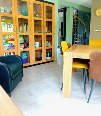 Bibliothèque dans la maison de vacances