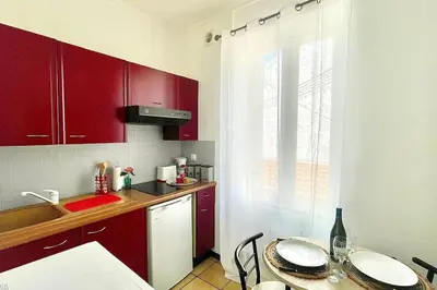 Cuisine ou kitchenette dans l'établissement Cosy au Cœur de Dijon
