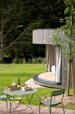 Jardin de l'établissement La suite prairie Tomette Singulière