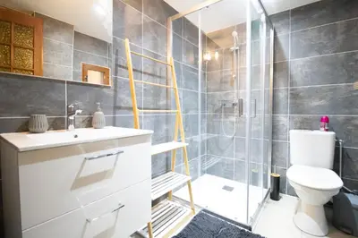 Salle de bains dans l'établissement Les chambres Tonics