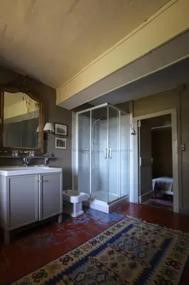 Salle de bains dans l'établissement Le gîte de Montjardin du Château de Vaulx