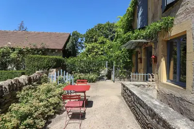 Jardin de l'établissement Le gîte de Montjardin du Château de Vaulx