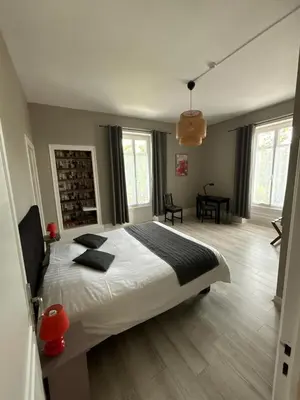 Un ou plusieurs lits dans un hébergement de l'établissement Logis Hôtel & Restaurant Le Parcey