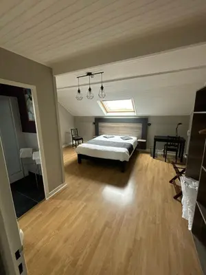 Un ou plusieurs lits dans un hébergement de l'établissement Logis Hôtel & Restaurant Le Parcey