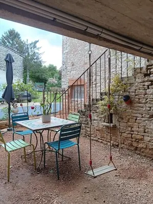 Terrasse ou espace extérieur de l'établissement Maison d'artistes avec cour au cœur du vignoble