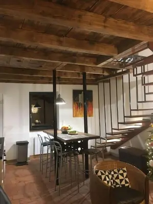 Coin salon dans l'établissement Maison d'artistes avec cour au cœur du vignoble
