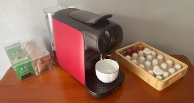 Plateau bouilloire dans l'établissement Chez Coccinelle