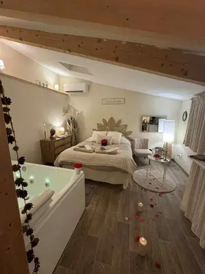 Un ou plusieurs lits dans un hébergement de l'établissement L'atelier des rêves Un moment magique spa privé