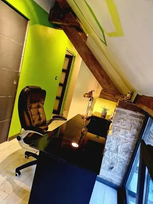 Coin salon dans l'établissement Maison cosy piscine jacuzzi sauna