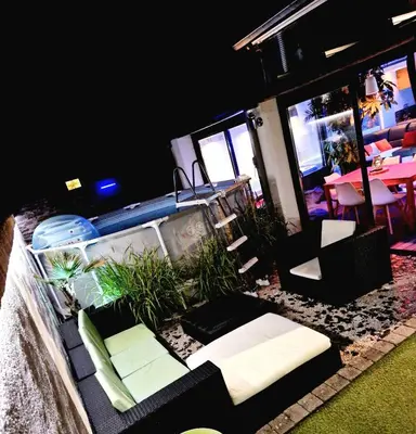Coin salon dans l'établissement Maison cosy piscine jacuzzi sauna