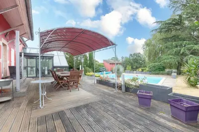 Piscine de l'établissement Le Clos des Vignes ou située à proximité