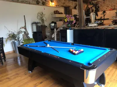 Billard dans l'établissement Maison Bonheur Resort Bousset
