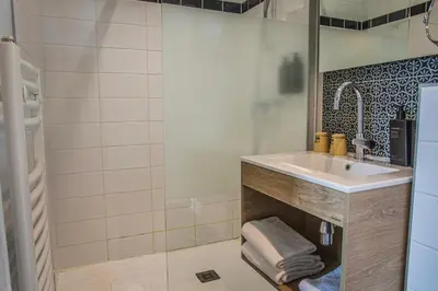 Salle de bains dans l'établissement Hôtel de France - Beaune