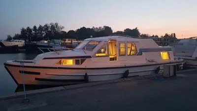 Vue sur la rivière ou le fleuve situé(e) à proximité de le bateau