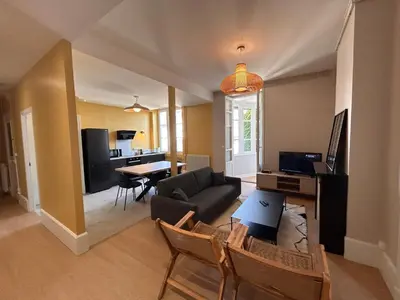 Télévision ou salle de divertissement dans l'établissement Chez Romain - Appartement au coeur de Meursault