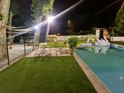 Piscine de l'établissement Gite Le Creusot - 4 Chambres individuelles ou située à proximité