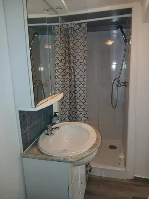 Salle de bains dans l'établissement L'aube de Vouglans 2 Personnes