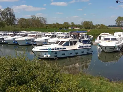 Vue sur la rivière ou le fleuve situé(e) à proximité de le bateau