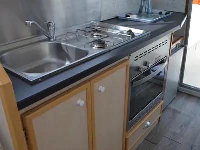 Cuisine ou kitchenette dans l'établissement Séjour exclusif à bord du Triton 860 Fly - API-1-46-16