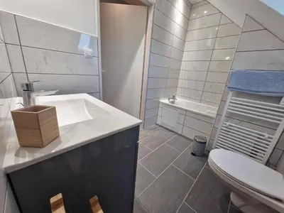 Salle de bains dans l'établissement Maison de la Butte de Thil