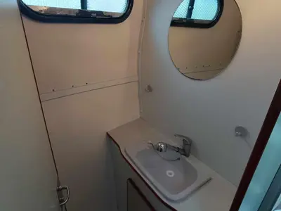 Salle de bains dans l'établissement Séjour Original sur l'Eau - Bateau à Quai à Pontailler-sur-Saône - API-1-46-18