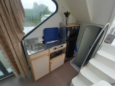 Cuisine ou kitchenette dans l'établissement Séjour Original sur l'Eau - Bateau à Quai à Pontailler-sur-Saône - API-1-46-18