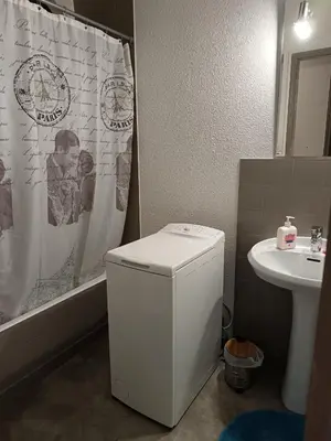 Salle de bains dans l'établissement Gîte La Meule climatisé