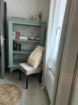 Bibliothèque dans la maison de vacances