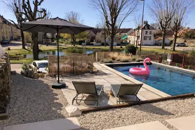Piscine de l'établissement La Maison de la Mare ou située à proximité