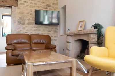 Télévision ou salle de divertissement dans l'établissement Cabana & Maison sur les hauteurs - Proche Cluny