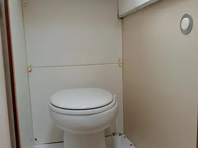 Salle de bains dans l'établissement Chaleureux Bateau Stationnaire pour 5 pers. - API-1-46-17