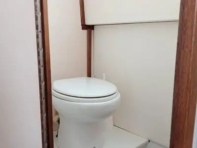 Salle de bains dans l'établissement Séjour Insolite sur Bateau à Quai en Bourgogne - API-1-46-25