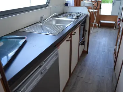 Cuisine ou kitchenette dans l'établissement Séjour Insolite sur Bateau à Quai en Bourgogne - API-1-46-25